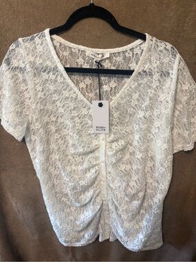 Rose & Olive Ivory Floral Lace Ruched V-Neck Blouse fits like xl
